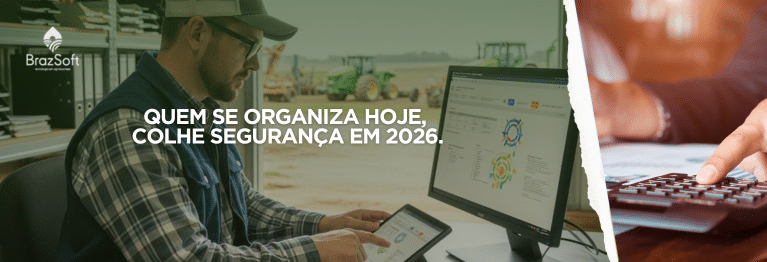 Produtor rural em ambiente de trabalho organizado, utilizando computador e tablet para gestão fiscal e operacional, com área agrícola visível ao fundo.